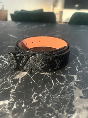 Svart bälte med mönster på - Säljer min svarta Bälte som är helt oanvänd. Hör av er vid fråger.