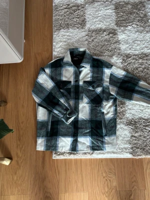 Vårjacka - Zara - En perfekt vår- och höstjacka från Zara som knappt är använd. Den går minst lika bra att använda som en overshirt.   💬 Tveka inte att skriva vid frågor eller bud 📦 Skickar snabbt