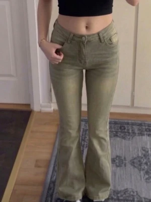 Utsvänga gröna jeans  - Gröna jeans, finns ingen lapp i så vet tyvärr inte vart de är ifrån eller vilken storlek de är i men de passar mig som brukar ha S/M. Använda 1 gång. Pris kan diskuteras vid snabbt köp