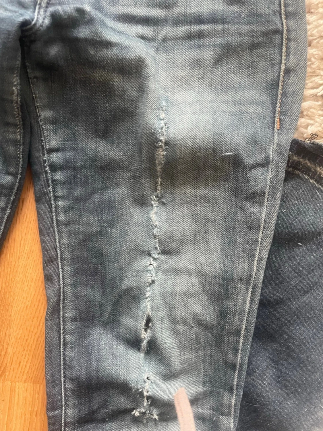 Blå slitna bootcut jeans - 2