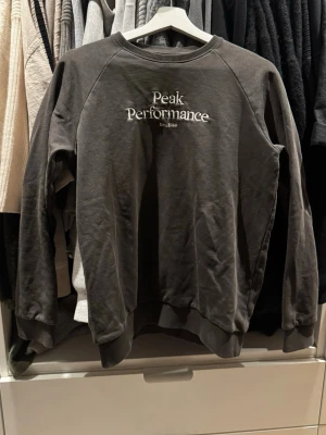 Peak tröja  - Jättefin, några slitningar (se bilder). 170 men sitter som en S. 