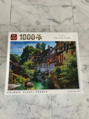 Pussel 1000 bitar Colmar City - Säljer ett pussel från King med 1000 bitar ur City Collection. Alla bitar är kvar, däremot är pusslet i dåligt kvalité så några få pusselbitar har lossnat från ”kartongdelen”. Har limmat fast de igen, men kan inte garantera att fler bitar inte lossnar. Väldigt fint pussel för övrigt!