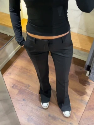 Kostymbyxor TALL - Bikbok VERA TALL kostymbyxor som jag inte längre från användning av, som nya. Jätte snygga och stilrena. Storlek 34