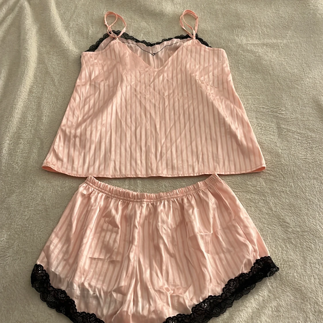 Siden pyjamas med spets - 90