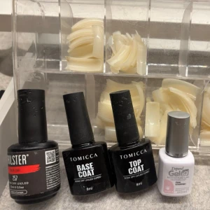 Mix av nageltillbehör  - Säljer ett kit med Nailster gel polish i nyansen 257 (röd), Tomica base coat och top coat samt Depend Gellack. Perfekt för dig som vill fixa snygga gelnaglar hemma. Medföljer även tippar i olika storlekar för förlängning. Allt för 100kr