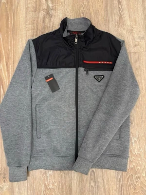 Prad-tröja - Säljer en helt ny Prada tröja.                                       Kan tänka mig sänka priset vid snabb affär.             För fler spännande klädder/accessoarer kolla gärna profilen