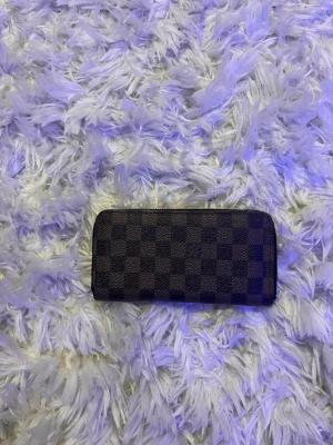 Plånbok/ väska  - Den är i perfekt skick, aldrig använd✅.                          Priset kan diskuteras vid snabb affär👀