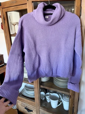 Stickad polotröja i lila färg från Lindex - Fin tröja med halvpolo från Lindex. Storleken är 170 men passade mig när jag var en vanlig S. Prislappen är bortklippt men den är bara provad. Den ser lite blå ut på bilden men det är endast ljuset.