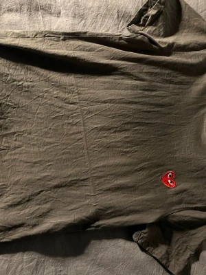 Grön t-shirt - Hör av dig vid frågor och funderingar🤩