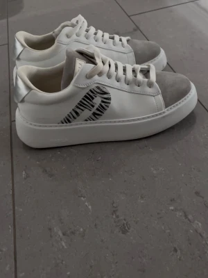 Vit och grå sneakers från furla  - Snygga vita sneakers från furla