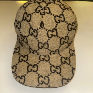 Limited edition beige gg keps  - Limited edition beige gg keps, finns i storlek M. Hör av dig för minsta lilla.