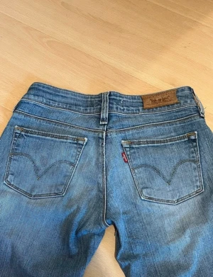 Levis Low waisted jeans  - Säljer dessa snygga jeans från Levis i fint skick. Är en liten fläck bak på fickan.  Passar xs främst. Slim modell men sitter straight. Personen på bilden är 170. 👌🏻 låga i midjan. Sitter skitsnyggt!! 