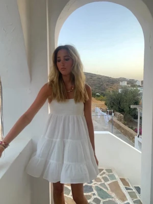 Zara klänning - Söt klänning från Zara perfekt till sommaren! Använd fåtal gånger och är frf i mycket bra skick utan defekter. Hör av dig vid frågor!🤗