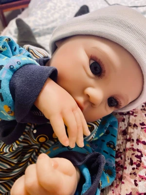 Blå barnpyjamas med fordon - Säljer en docka som är realistisk och kommer med andra kläder av mitt val, meddela så kan du köpa dockan och frakten får du köparen betala. 1500kr kostar dockan! Ny! 