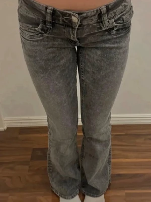 Super lågmidjade jeans - Snygg grå lågmidjade jeans från Gina Tricot. Storlek XS men passar S. Säljer även likadana i storlek 158☺️💗