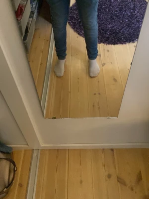 Blå slim fit jeans - Säljer ett par blå slim fit jeans med klassisk femficksdesign och normal midja. Jeansen har en smal passform som sitter tajt längs benen och är tillverkade i denim. Perfekta för dig som gillar en stilren och enkel look. Pris kan diskuteras 