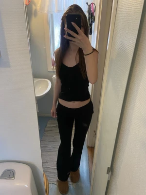 Kostymbyxor Vera från bikbok - Tittar intresset på ett par svarta kostymbyxor med låg midja från bikbok, modell Vera i storlek 36 petit. De passar mig som vanligtvis har 32/34 i byxor. Byxorna har en klassisk look och är perfekta för en clean och stilren outfit. Materialet är mjukt och följsamt, vilket gör dem bekväma att bära hela dagen. De är inte använda så mycket men behöver sälja då jag tycker de är för korta för mig. Nypris 500kr 