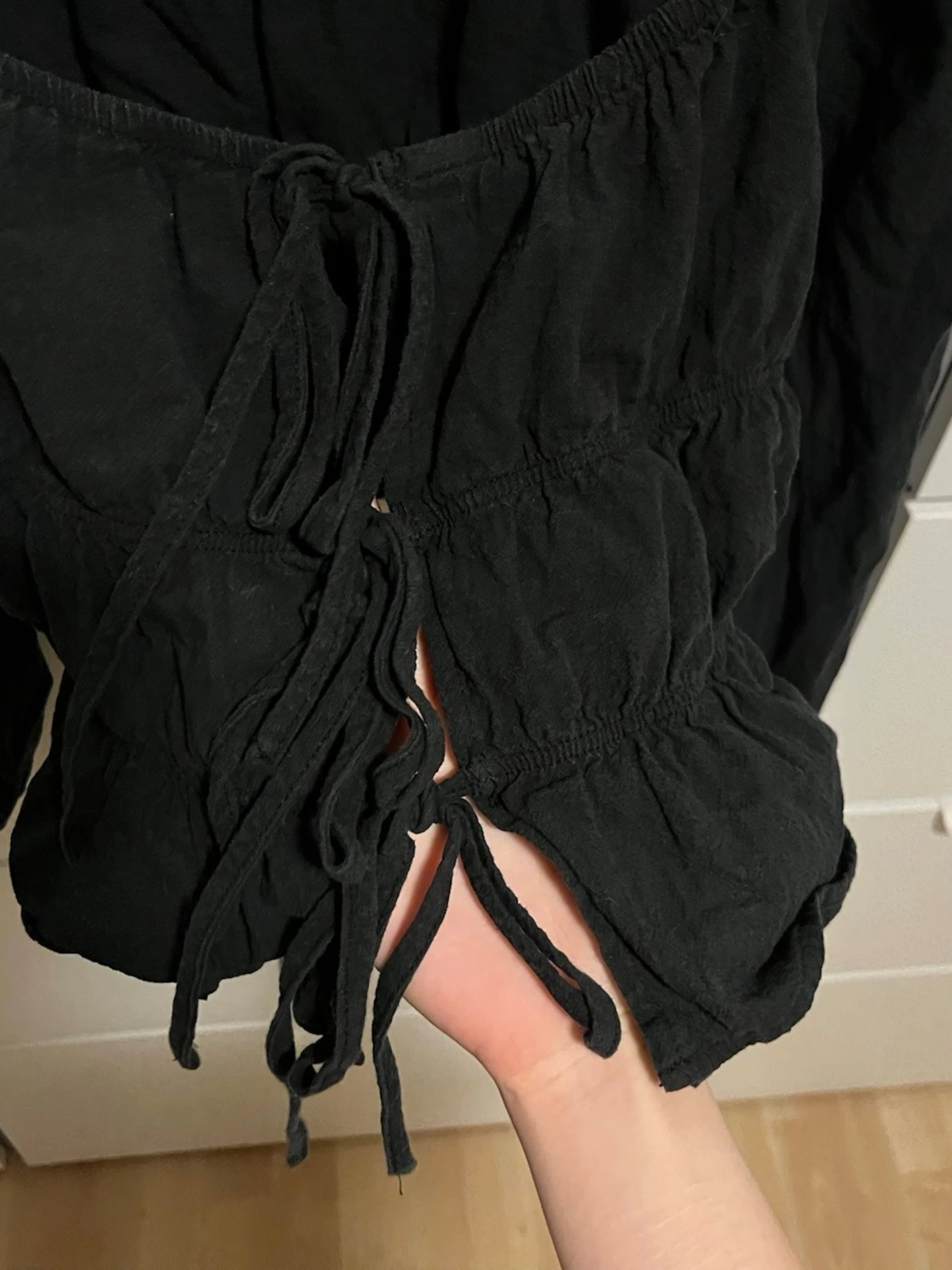 Svart blus med snörning - 3