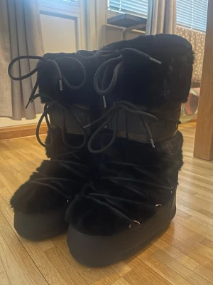 Faux Fur Icon Moon Boots - Nypris 3315kr, därav det höga priset  helt fantastiska faux fur icon moon boots, säljes endast eftersom de var lite för små för mig. Storlek 36-38, jag som har 39 tyckte bara de var lite små. Superfint skick, en liten defekt längst ner baktill på ena skon men inget som påverkar användningen. Hör av dig om du undrar något!