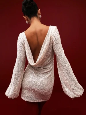 Sparkling Cowlneck Dress - Champagnefärgad, glittrig, kort klänning med öppen rygg. Köpt från Nelly för 600kr, endast använd en gång 💗