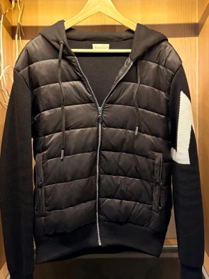 Unik Moncler Cardigan  - Säljer denna feta moncler cardigan 🔥Perfekt vårjacka. Storlek M men passar S. Inga defekter. Tveka inte på att höra av er 🤝