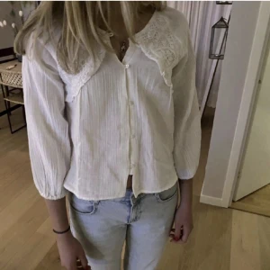 Zara blus - Supersöt blus från zara! Inga difekter❤️på andra bilden så är ärmarna uppvikta 