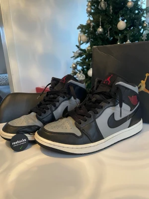 Nike Air Jordan 1 Mid Shadow - Air Jordan 1 Mid “Shadow Red” – Strl 42,5 – Äkta  Säljer ett par Air Jordan 1 Mid Shadow Red i storlek 42,5. Köpta via Restocks runt 2022 – 100 % äkta, verifieringstagg finns kvar.  Skick: 	•	Använda men välvårdade 	•	Normal creasing på tåbox (se bilder) 	•	Sulor i bra skick 	•	Inga sprickor eller större skador (skick enligt   bild)  Ingår: 	•	Originalbox 	•	Restocks-verifiering  Stilren colorway som funkar till vardag, inte lätt att hitta i bra skick längre. 