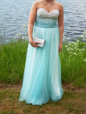 Balklänning - Jag säljer nu min balklänning från ”Gino Cerruti”, användes under bal 2024.  Klänningen är i storlek M men går att justera p.g.a snörning i ryggen. Den passar mig bra i längden som är cirka 165cm.  Säljs för 1500kr 🌟 Hör av dig om du har frågor eller vill se fler bilder 💞 