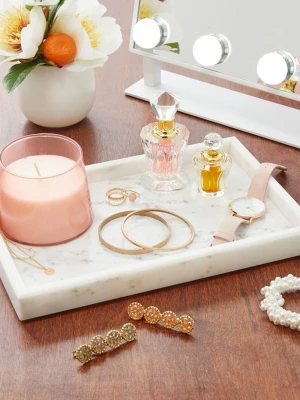 Marmorbricka vit marmor – Bricka för parfym / smink / inredning Helt Ny! - Uppgradera ditt badrum eller din byrå med denna otroligt eleganta bricka i äkta vit marmor. Den tunga, lyxiga känslan och de naturliga ådringarna gör varje exemplar unikt. Perfekt för att organisera parfymer, smycken, hudvård eller som ett stilrent stilleben med doftljus. Denna bricka lyfter hela rummet och ger den där exklusiva "hotellkänslan" hemma! 🥂 • Märke: Juvale • Material: 100% Äkta marmor (tung och rejäl) • Mått: 29,7 x 19,6 cm (Höjd: 2,8 cm)