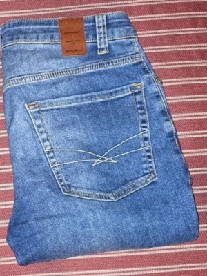 Blå old money jeans - Old money stil jeans med svag fade på bena avslappnad look men stilren.  Använda 2-3 gånger utan defekter. 