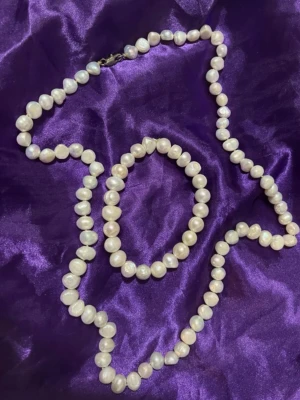 Pärl smyckesset  - Otroligt vacker har hittat dessa andra hand och de verkar vara riktiga pärlor! Men inte naturliga gissar på att de är odlade de går att skrapa på de och de blir ett fint pulver men de lämnar inga märken eller så och det är ett gott tecken och hålen på pärlorna är bra inte någon produkt som samlats runt om osv!🙌🏽✨