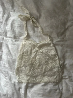 Vit spets sommartopp - Jätte söt sommartopp från shein! Storlek M men skulle säga att den passar s! 