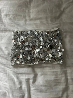 Glitter/paljettkjol - Snygg kort fest kjol! Köpt här på plick men är från shein! Använd en gång och i bra skick skulle säga storlek s-m🌟