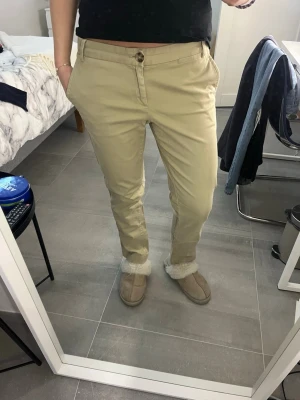 Beige byxor  - Snygga beige byxor från Banana Republic, storlek 4 (amerikansk storlek) sitter som en S/M💕
