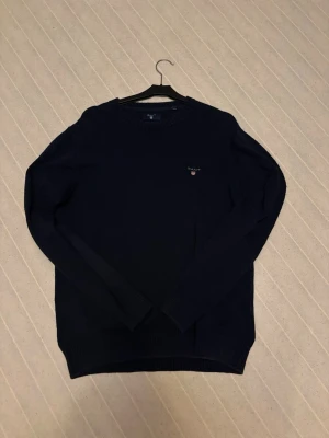 Mörkblå tröja från GANT - Size S ny skick och fin till fina tillfällen 
