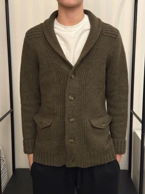 Cardigan herr - Hm herr cardigan - skick 8/10 - killen på bilden är 173 och väger 58 kilo - fler frågor kontakta mig