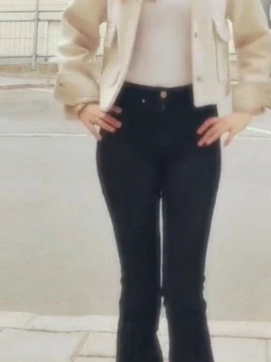 Zara kappa beige  - Fin nyskick zara kappa i beige/vit.