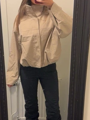 Beige oversized vindjacka - Snygg beige vindjacka med oversized passform och hög krage. Den är från Gina Tricot, aldrig använt den! 💞