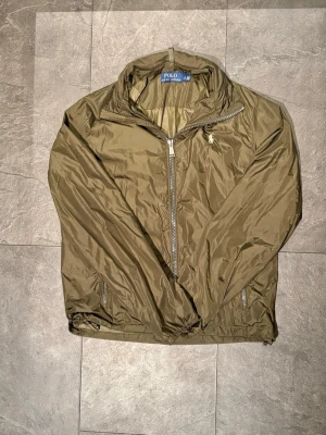 Grön Ralph Lauren Vindjacka - Tjena! Säljer min riktigt feta Ralph Lauren vindjacka, strl är S och passar den som är ca 170 cm perfekt! Skicket på denna är dunder som nytt 9,5/10! Mitt pris för denna är 549 men är förhandlingsbart vid snabb affär. Hör av er vid frågor🙌