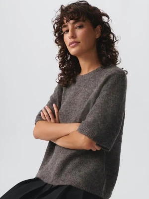 Stickad T-shirt  - Super mysig och fin stickad T-shirt från Gina Tricot i en brun/grå färg. Är sparsamt använd så inge större tecken på användning. Ordinarie pris är 299kr. 