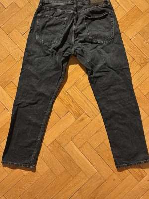 Jack & Jones jeans - Ett par svarta Jack & Jones. Dem är i passformen loose och modellen heter Chris.
