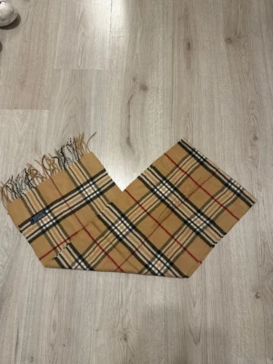 Burberry Scarf - Schysst burberry scarf men unika delatljer. Passar sig som vill sticka ut med din outfit, vid mer frågor skriv i Dm