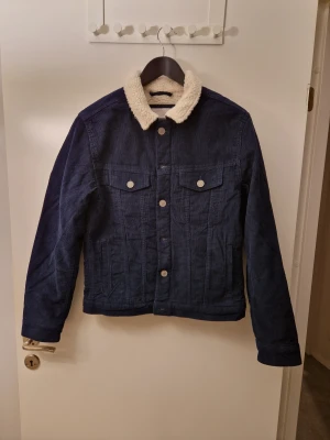 Oanvänd Manchester Jacka Storlek S - Helt ny, aldrig använd. Varmfodrad insida. Storlek S. Skickar spårbart och försäkrat mot. Sista pris 350 kr. Inga byten eller returer 