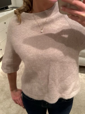 Beige stickad tröja med kort ärm från &other stories - Passar mer en S