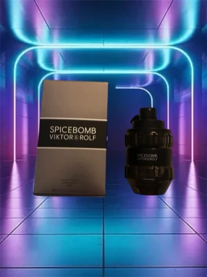 Spicebomb parfym från Viktor & Rolf - Spicebomb från Viktor & Rolf är en parfym med en unik, mörkbrun flaska formad som en handgranat. Flaskan har tydlig logga och svart detaljerad design. Kommer med originalkartong i grått och svart. En ikonisk doft för dig som gillar kryddiga och intensiva parfymer. 90ml med 80ml kvar.