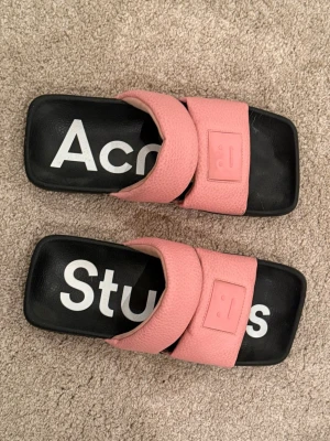 Rosa sandaler från Acne Studios - Supersköna tofflor, nypris ca 3000-5000, lite osäker på storleken men jag brukar ha ca 39