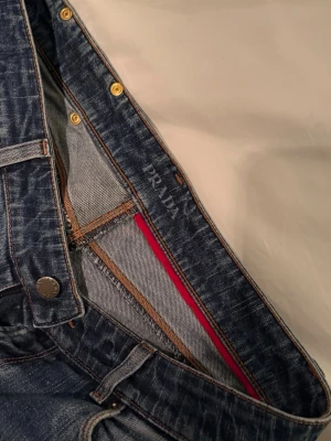 Mörkblå lågmidjade  jeans från Prada - Supersnygga prada jeans köpte av min mamma för massa år sedan 