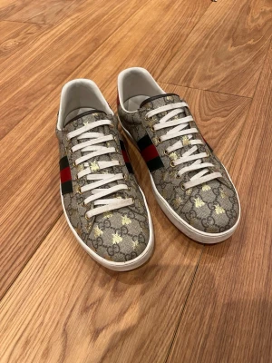 Gucci ace skor - Tja säljer nu mina snygga Gucci ace skor då jag inte får så mycket användning för de just nu. Skorna är i bra skick och storlek 45 är det några frågor är det bara att höra av sig😊👍kan pruta vid snabb affär 