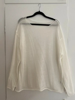 Vit stickad tröja  - En ”genomskinlig”, stickad tröja som jag har köpt second hand men tyvärr använder alldeles för sällan! Vida ärmar, oversize fit.  Kom gärna med bud!✨