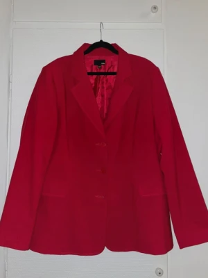 Röd kavaj - En vintage röd kavaj som tyvärr används alldeles för sällan! Den är något figursydd, men i stor storlek vilket ger den perfekta oversize-passformen! Liknar mer en XL skulle jag säga. Knappt några tecken på användning!   Kom gärna med bud!✨